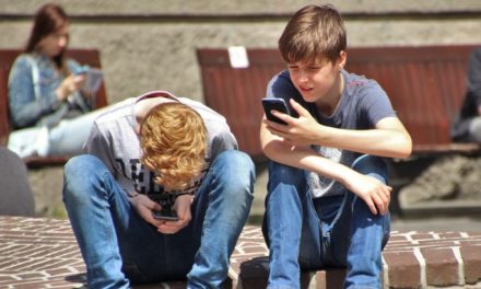 Journée mondiale sans téléphone : quels usages du mobile pour les ados ?