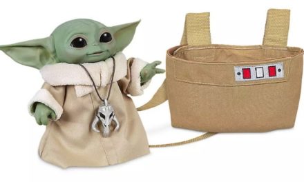 La peluche animée Baby Yoda arrive dans le Disney Store