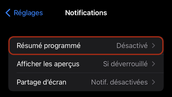 Une fois dans le menu de tes notifications, clique sur le premier onglet qui se nomme "Résumé programmé". L'option est désactivée par défaut. Pour accéder aux réglages, tu dois l'activer. 